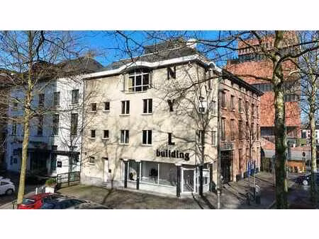 rez-de-chaussée commercial idéalement situé près du mas