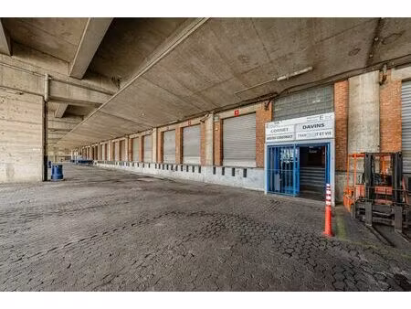 vaste ensemble d’entrepôts modulables sur deux niveaux