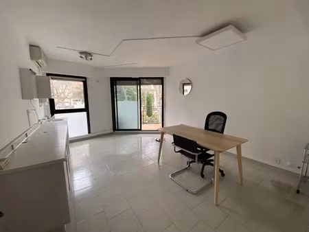 location locaux professionnels 11 m² à salon-de-provence (13300)  350 €