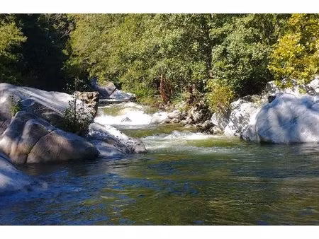 propriété d’exception avec rivière  terres et vues imprenables