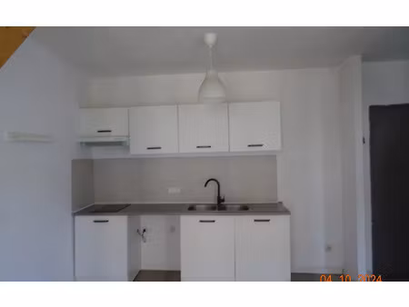 location appartement  m² t-3 à roquevaire  711 €