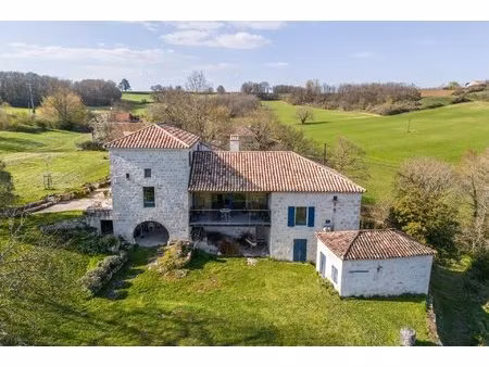 propriété de campagne avec son propre hameau