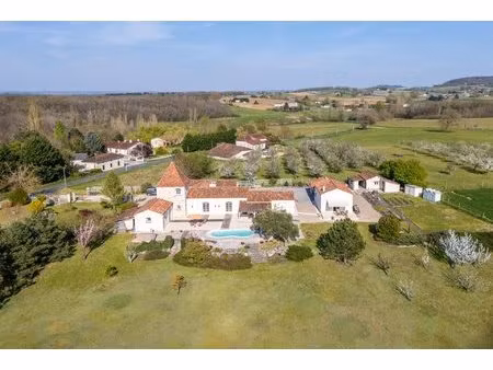 propriété de campagne avec piscine  annexe  terrain  garage et lac