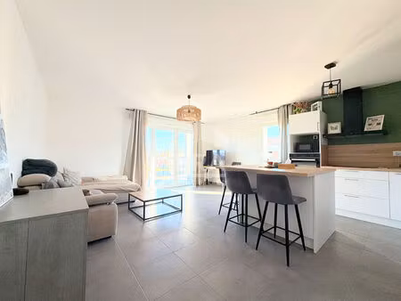 a vendre en exclusivite 13560 senas appartement type 3 pieces d'environ 68m² avec terrasse