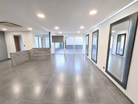 local commercial 70 m2 hyoer centre