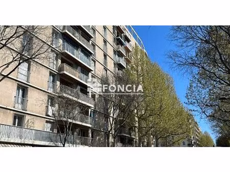 local avec vitrine vendu avec locataire