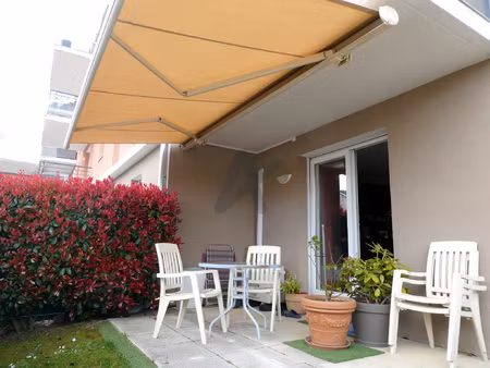 bel appartement en rc avec jardin  2 terrasses et parking pr