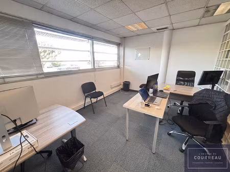 bureau de 64 m2 avec climatisation à proximité des grands ax