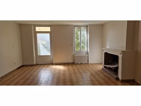 35 km de bordeaux maison 83.10 m2 plus jardin à louer 750 eur