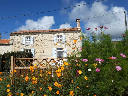 location maison meublé à saint-laurent-de-la-salle (85410) : à louer meublé / 95m² saint-l