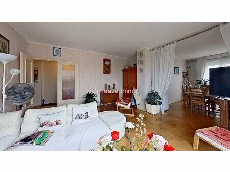 bel appartement au 7ème étage avec vue imprenable dans immeuble bien tenu avec gardien à..