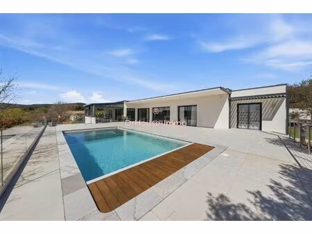 villa contemporaine récente de plain-pied avec piscine  vue dégagée et prestations haut de