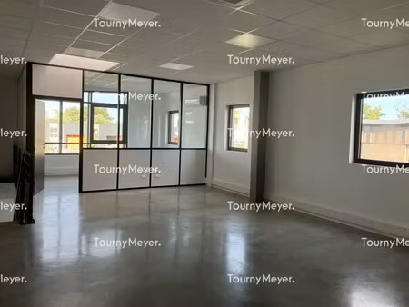 location local d'activités 353 m²
