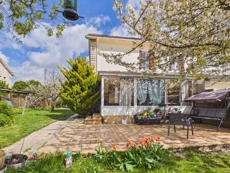 maison avec joli jardin arboré et fleuri