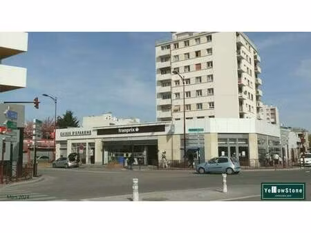 location commerce bondy 93140 930m²