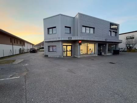 local commercial 100 m2 avec vitrine et parking emplacemen