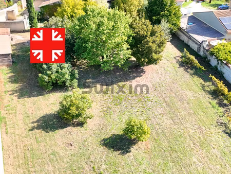 terrain constructible dans un village prisé avec commerces!