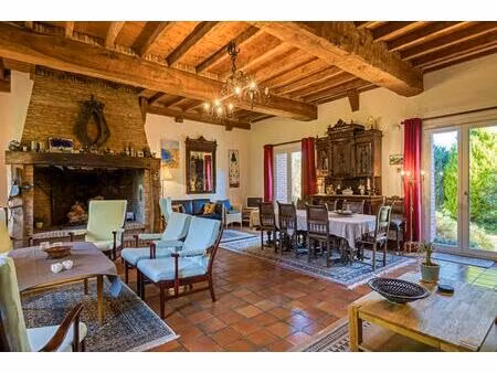 authentique briques et silex  250m2 dont 8 chambres. beaux volumes