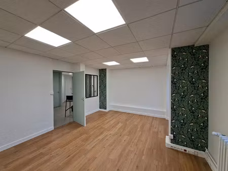 vente bureaux et commerces à la roche-sur-yon (85000) : à vendre / 64m² la roche-sur-yon