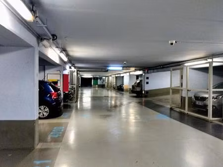 grande place dans un parking sécurisé face à la maison de la radio