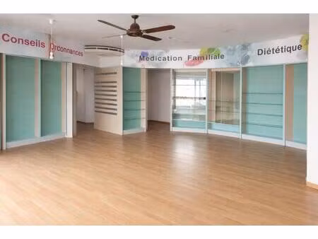 beau local commercial quasiment au centre ville de puymoyen