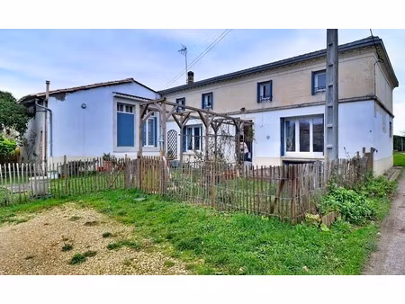 maison de caractère en pierre de 8 pièces  5 chambres. 200 m²- dpe c   saint-dizant-du gua