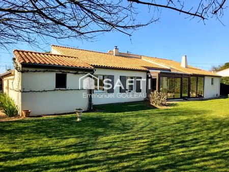 vouillé  plain-pied lumineux 5 chambres  beau terrain avec piscine.