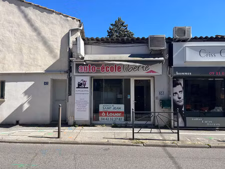 local commercial à louer de 34 m²  belle visibilité.