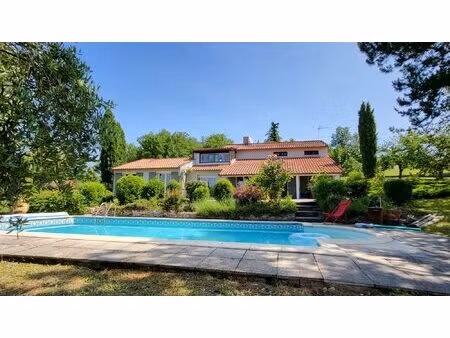 maison t5 d'environ 182 m² sur une parcelle de 3237 m²