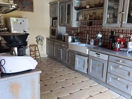 belle maison familiale de caractère dans un domaine privé avec piscine   jardin et parking