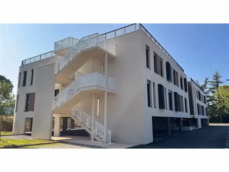 location bureau meyreuil 369 m²