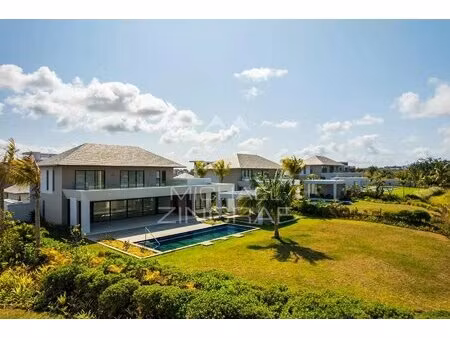 opportunité exceptionnelle – villa fairway 5 suites au sein du domaine de golf de mont cho