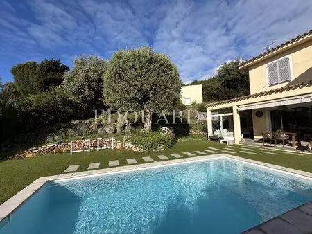 en exclusivité villa superbement rénovée avec piscine  jardin plat  grand garage et vaste.