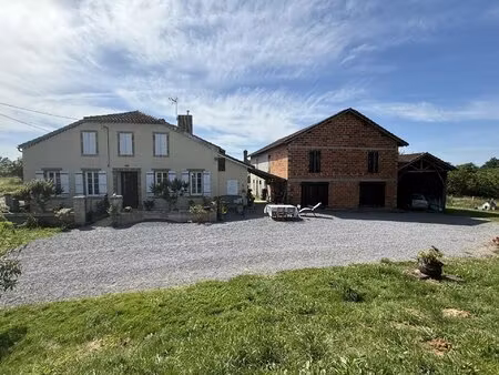 belle propriété gasconne t5 avec nombreuses dépendances sur 6700m2 de terrain sans voisina