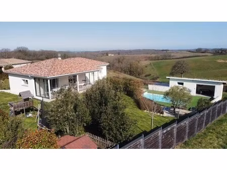 maison moderne avec piscine à biran