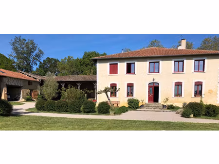 grande maison de campagne avec gîte sur 1.5ha vue sur les co