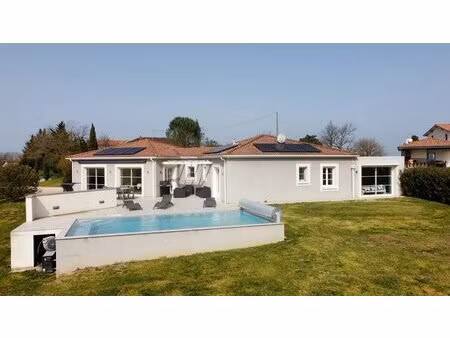 maison contemporaine avec piscine et vue panoramique