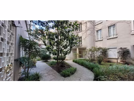 beau studio meuble et equipe