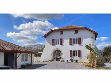 maison de caractere t6 datanrt de 1586 en bon état géneral