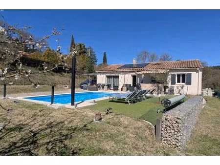 salernes  maison de plain-pied 128 m²  6 pièces  piscine  proche du village.