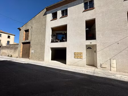 garage de 15 m² avec sol béton et plafond isolé situé au centre du village à louer