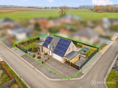 ruime hedendaagse villa met zwembad in een gegeerde residentiële omgeving