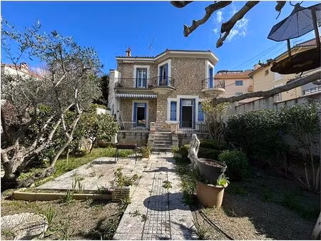 maison divisée en 2 logements avec jardin et garage