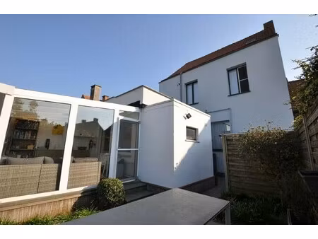 instapklare herenwoning in het centrum van zandvoorde