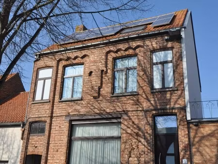 vernieuwde herenwoning in het centrum van zandvoorde