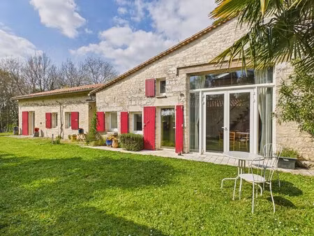 maison rénovée avec beaucoup de lumière naturelle  à proximité de mansle