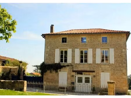 propriété de village élégante sur trois niveaux avec cour et grand garage