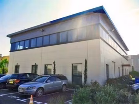 location local professionnel 270m²