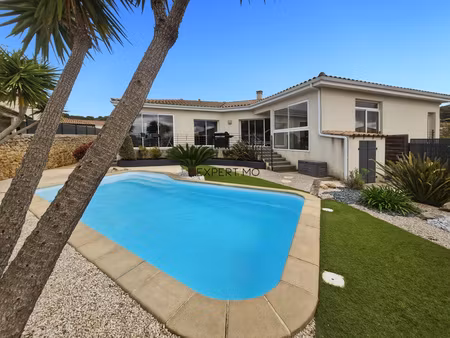 villa de plain-pied avec piscine