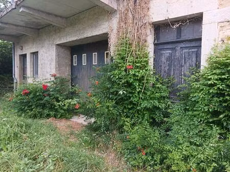 maison en pierre composé de 2 logements avec dépendances